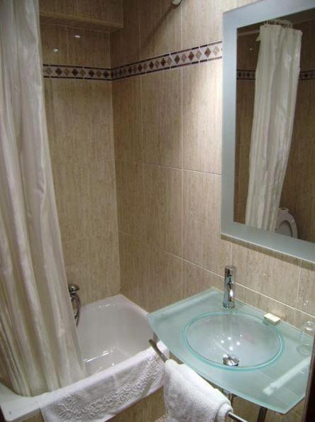 Hostal Miguel Angel Madrid Værelse billede