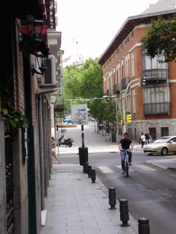 Hostal Miguel Angel Madrid Eksteriør billede
